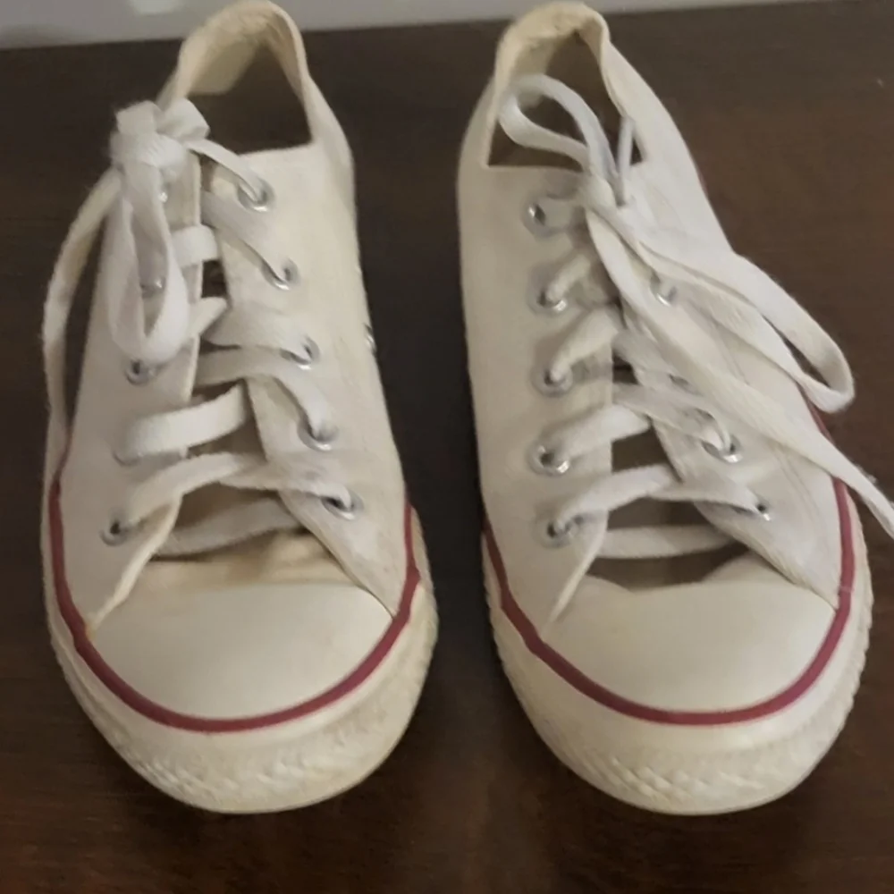 Converse youths shoes size 3